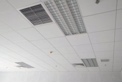 <b>另一种是矮立边三角龙骨夹装系统</b>