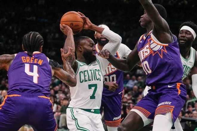 凯尔特人双杀太阳 布朗41分率队险胜布克40+对攻