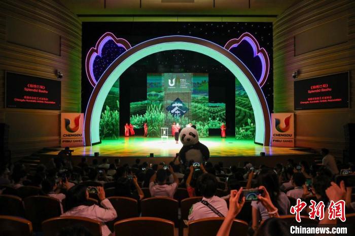 外国青年成都大运会沉浸式体验巴适中国风