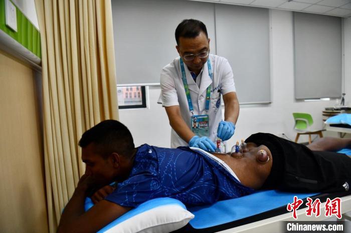 外国青年成都大运会沉浸式体验巴适中国风