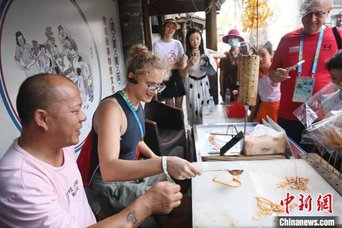 外国青年成都大运会沉浸式体验巴适中国风