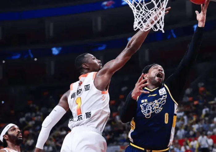 广东内线防守漏洞凸显 贾尔斯狂砍30分暴露护框