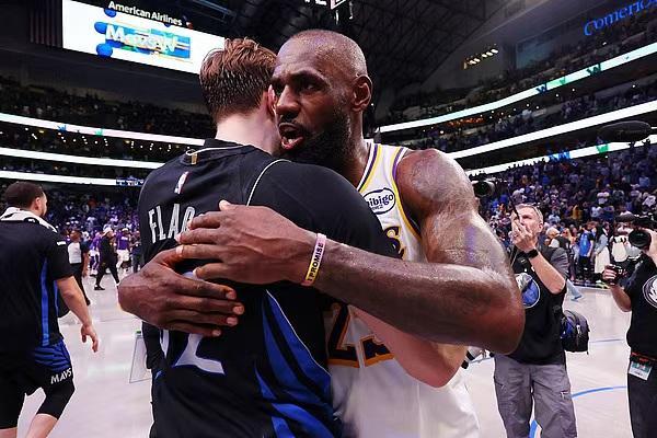 湖人因伤病惨败雷霆 詹姆斯缺阵三巨头缺席