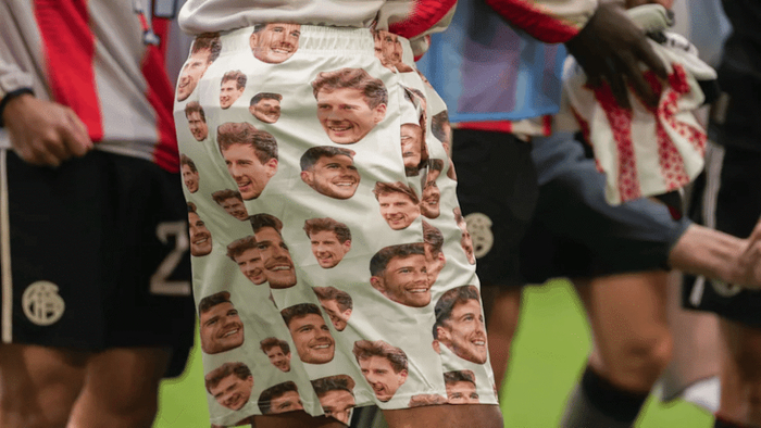 拜仁逆转弗赖堡绝杀告捷 格纳布里泳裤恶作剧引