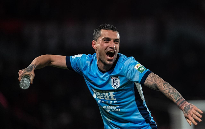 大连英博豪取联赛五连胜 德比战再现世界波绝杀