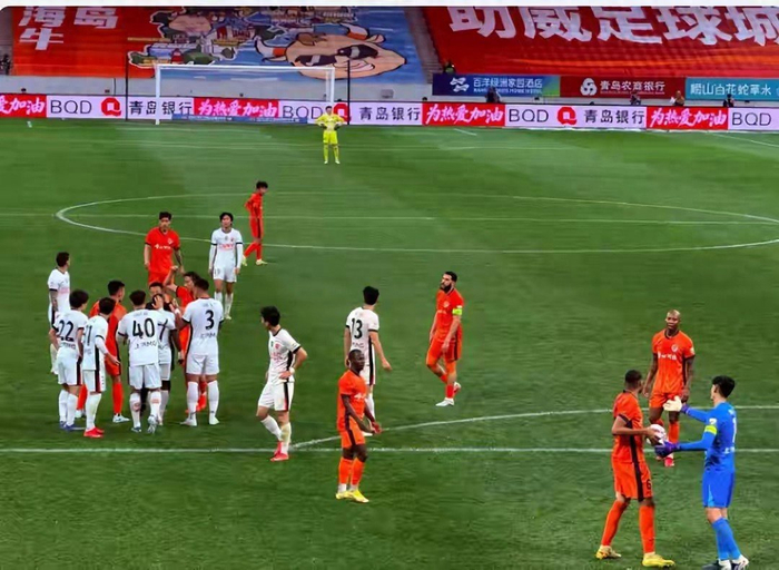 青岛海牛3-1爆冷掀翻卫冕冠军上海海港，红牌成