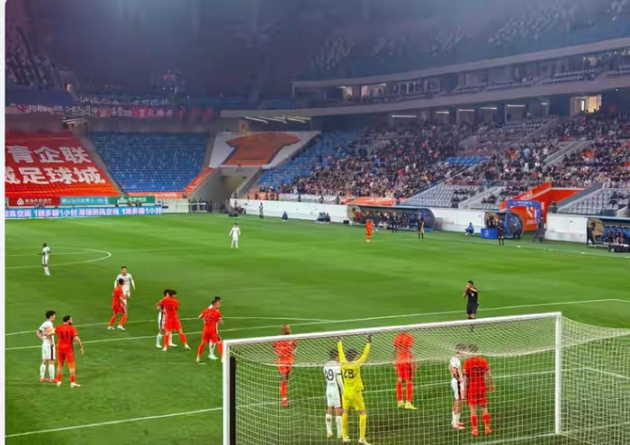 青岛海牛3-1爆冷掀翻卫冕冠军上海海港，红牌成